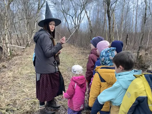Die Moorhexe geht mit einer Gruppe Kinder auf Entdeckungstour ins Dosenmoor.